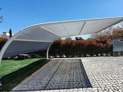 Carport metalic cu structura robusta – vedere de ansamblu