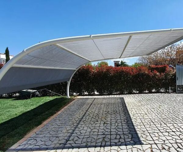 Carport metalic cu structura robusta – vedere de ansamblu