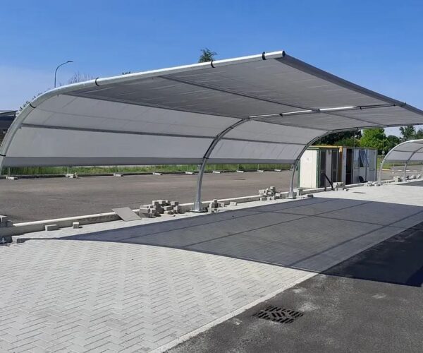 Carport metalic cu structura robusta – vedere laterala