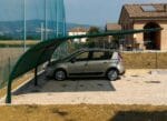 Carport metalic amplasat in curte – vedere din colt