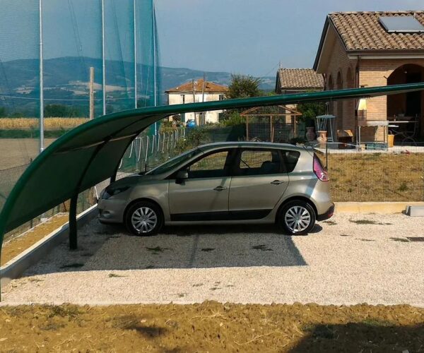 Carport metalic amplasat in curte – vedere din colt